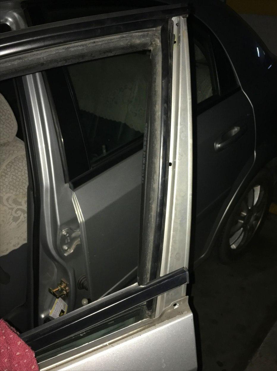 别克凯越后门玻璃更换教程,凯越的车门板怎么拆卸图解