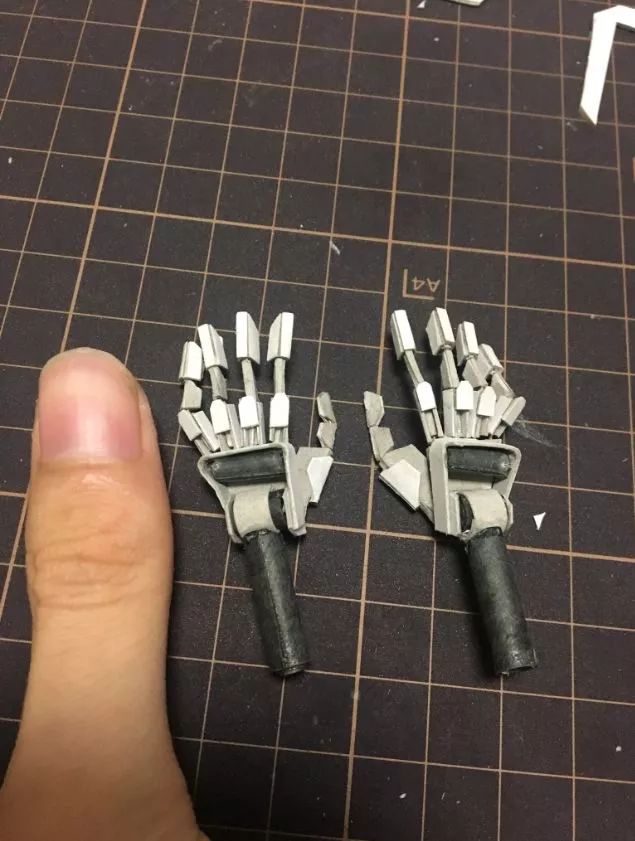 小哥用废纸盒惊艳27万人，跟他一比，我简直是手残