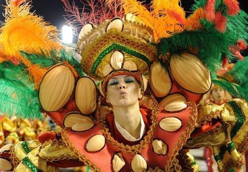 巴西狂欢节美女惊艳桑巴舞服装,巴西女性惊艳桑巴狂欢节