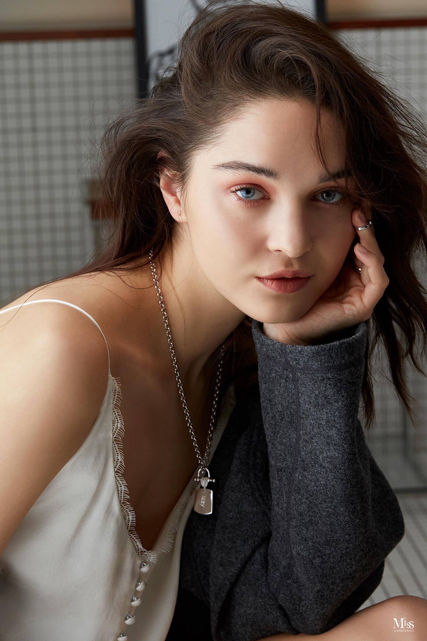 哑光妆容的魅力，在于提供漆黑的夜晚，展现色彩之美