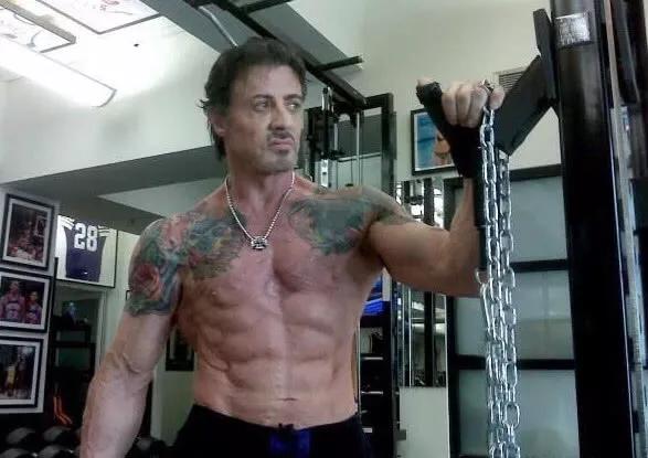 c罗播求,拳王播求六块腹肌