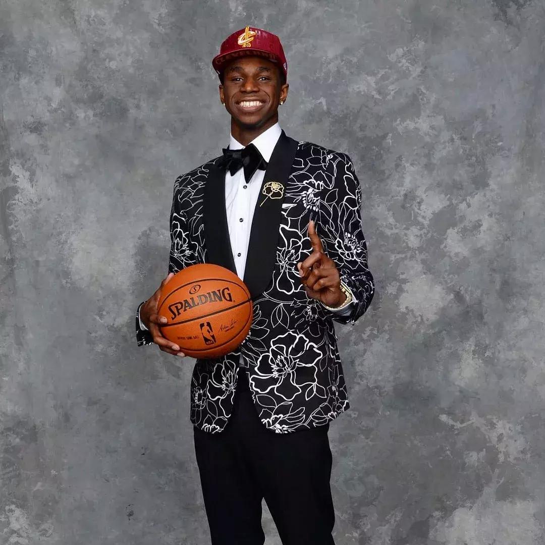 维金斯27分创生涯新高赛后采访,维金斯去年季后赛隔扣