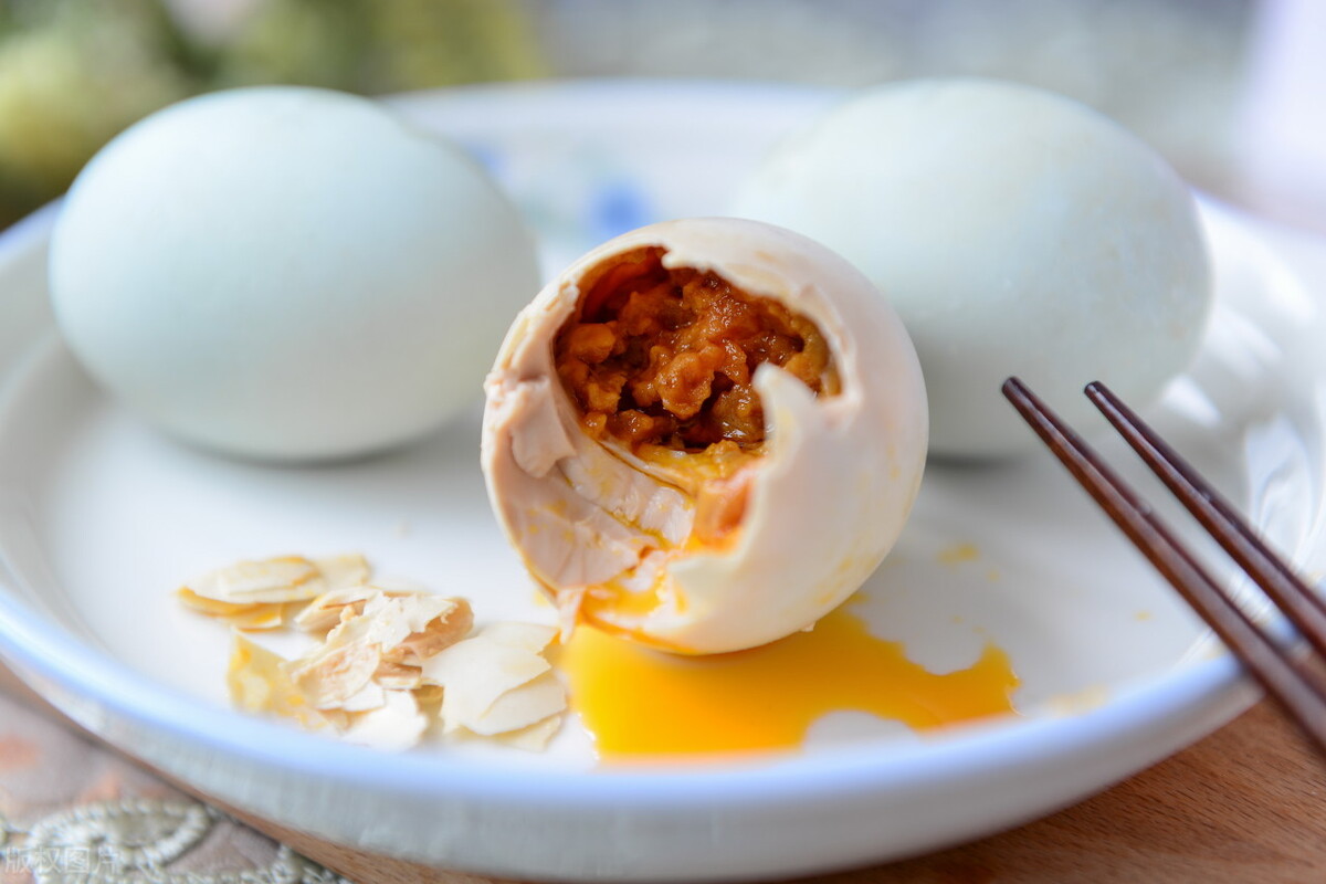 好吃又下饭的咸鸭蛋，教你自己在家腌，个个起沙流油，夏日必备