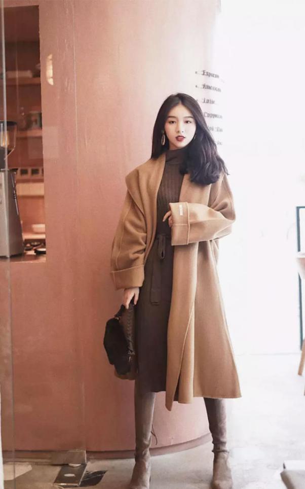 搭配大衣的修身显瘦长裙,黑色呢大衣长裙显瘦穿搭