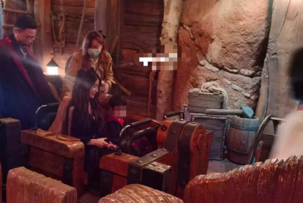 Baby独自带儿子过万圣节，小海绵五官神似黄晓明，母子玩游戏气氛温馨