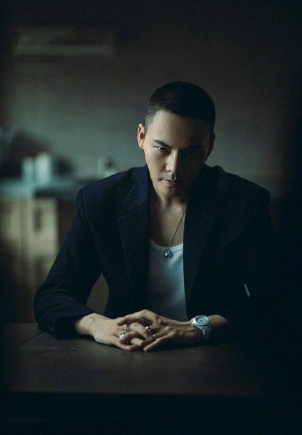 陈伟霆又换新发型！型男必备帅气寸头，硬核男孩已上线