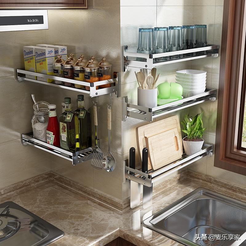 家里的厨房安上这样一个置物架,厨房装哪种置物架方便又好看