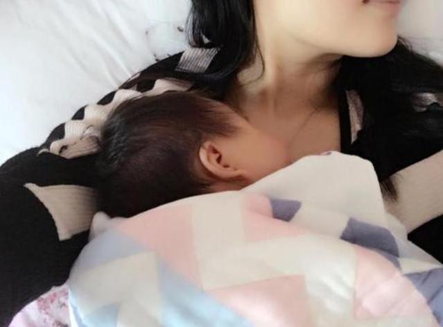 母乳宝宝喜欢“含奶而睡”，是出于这几个原因，真相很暖心