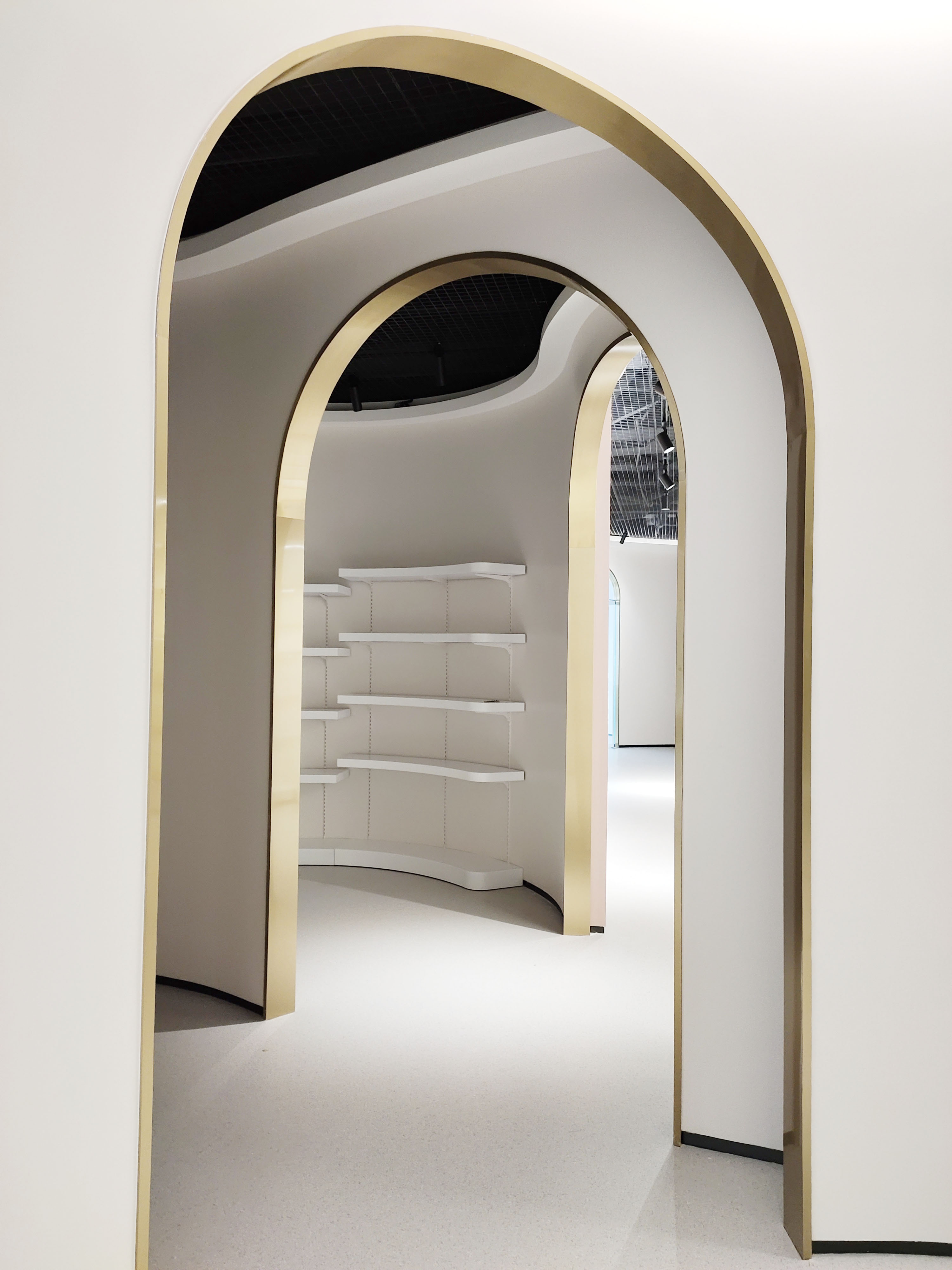 现代时髦装饰材料，不锈钢香槟金门框，人人都夸太有档次了