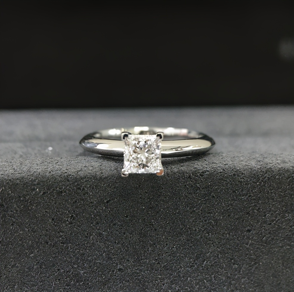 求婚钻戒和结婚戒指有什么区别,求婚戒指和结婚钻戒有什么区别