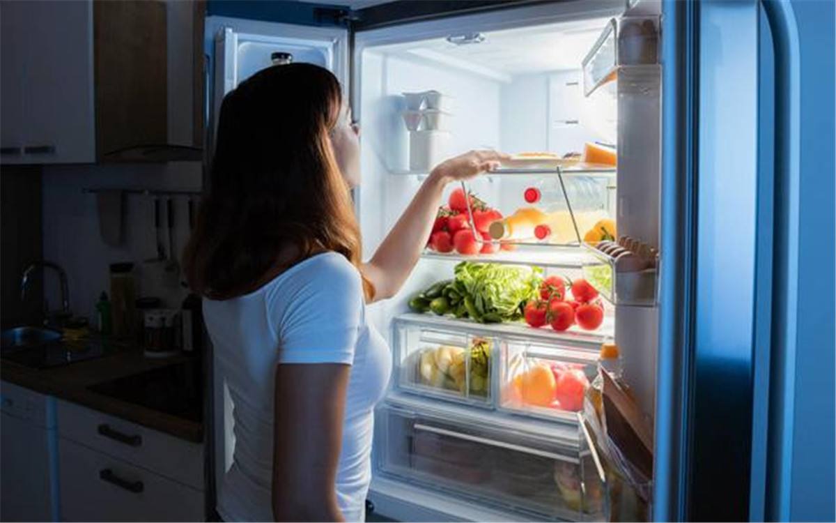 冰箱里边有一个小孔特别脏,清理冰箱内壁弄了一个小洞