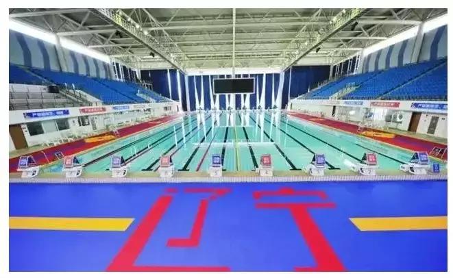 潜水池是夏季避暑的好地方,夏天去潜水馆避暑