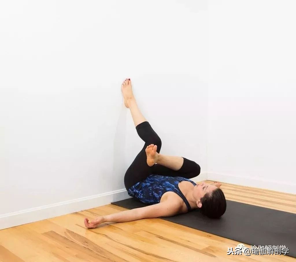 瑜伽拉伸动作30分钟初学者最简单,初学瑜伽拉伸的基本动作在家练习