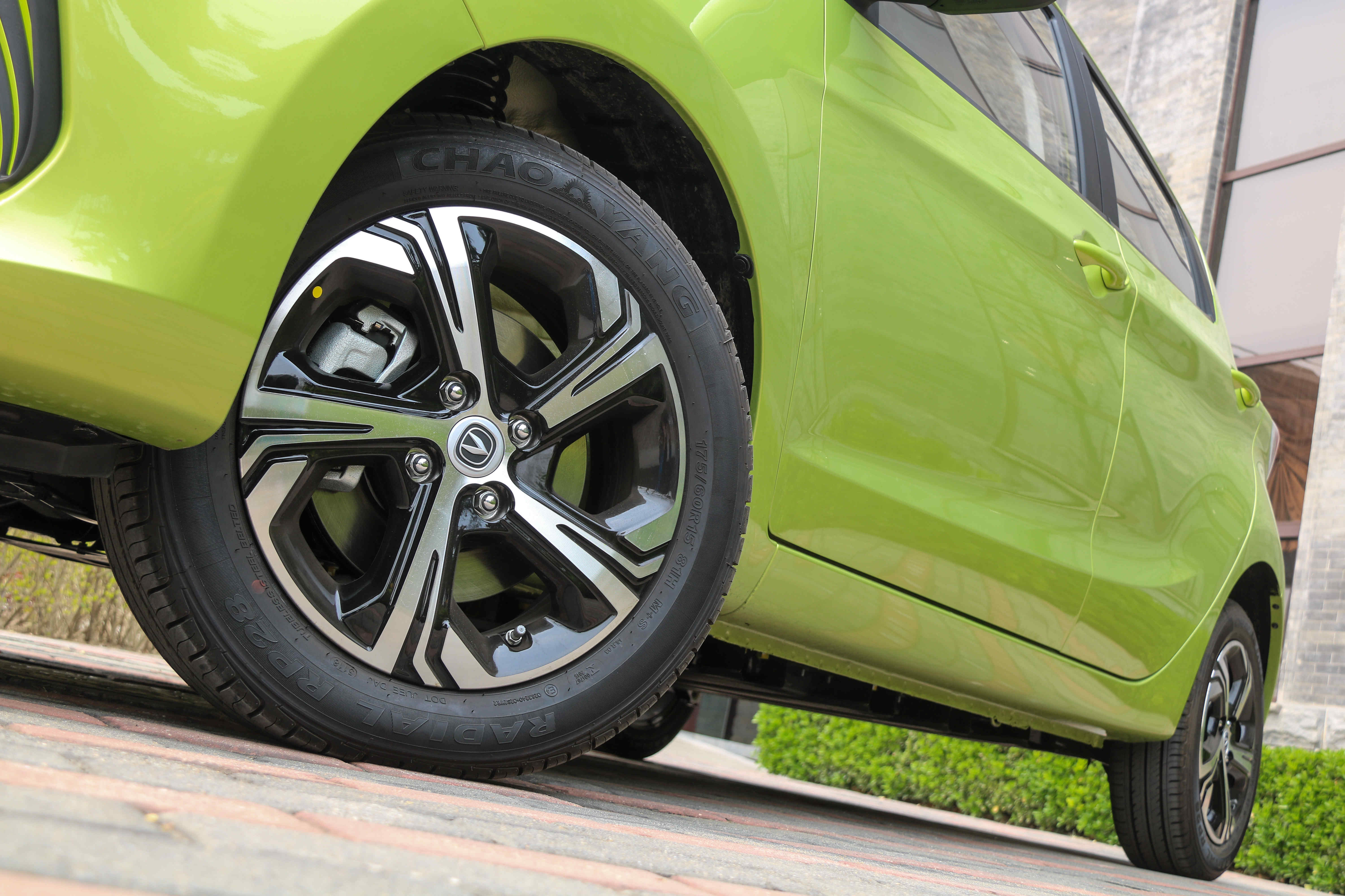 后备箱只放一只鞋,后备箱球鞋