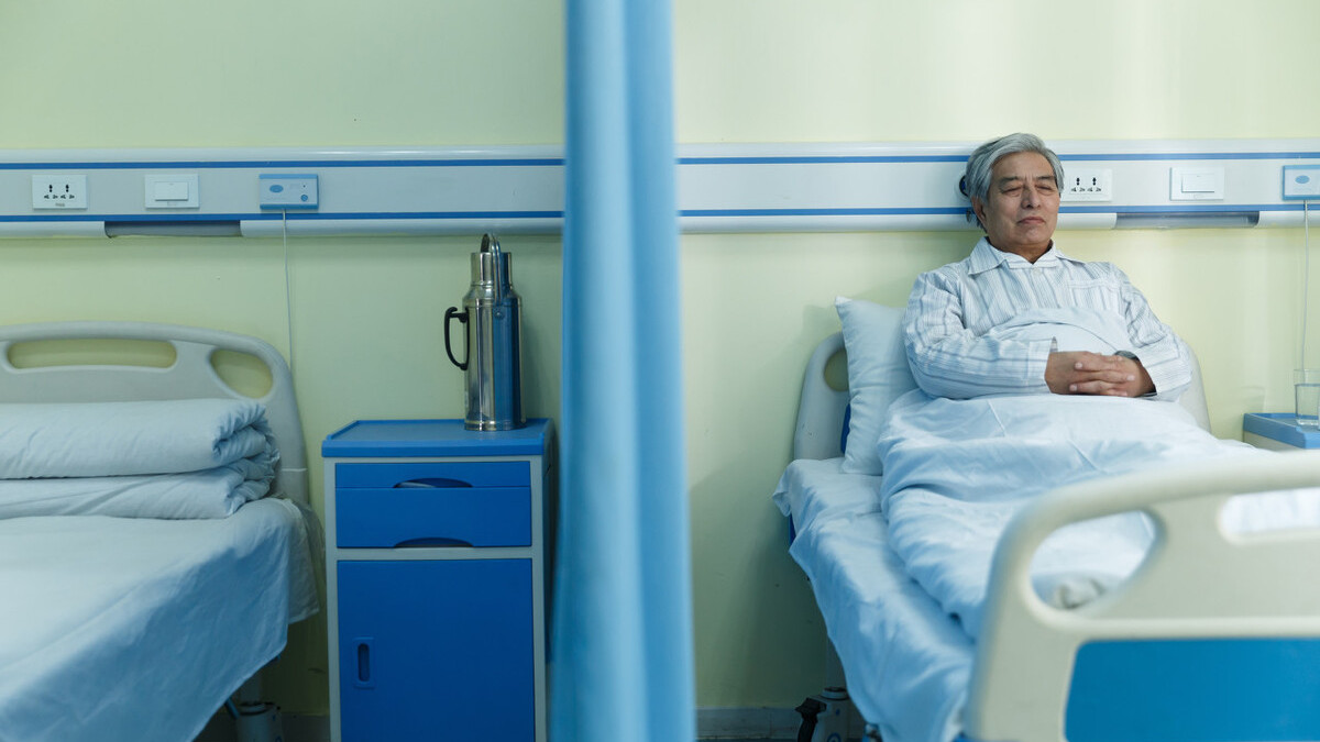 脑梗后遗症摔倒股骨颈骨折,老人脑梗后最后摔倒骨折能活多久