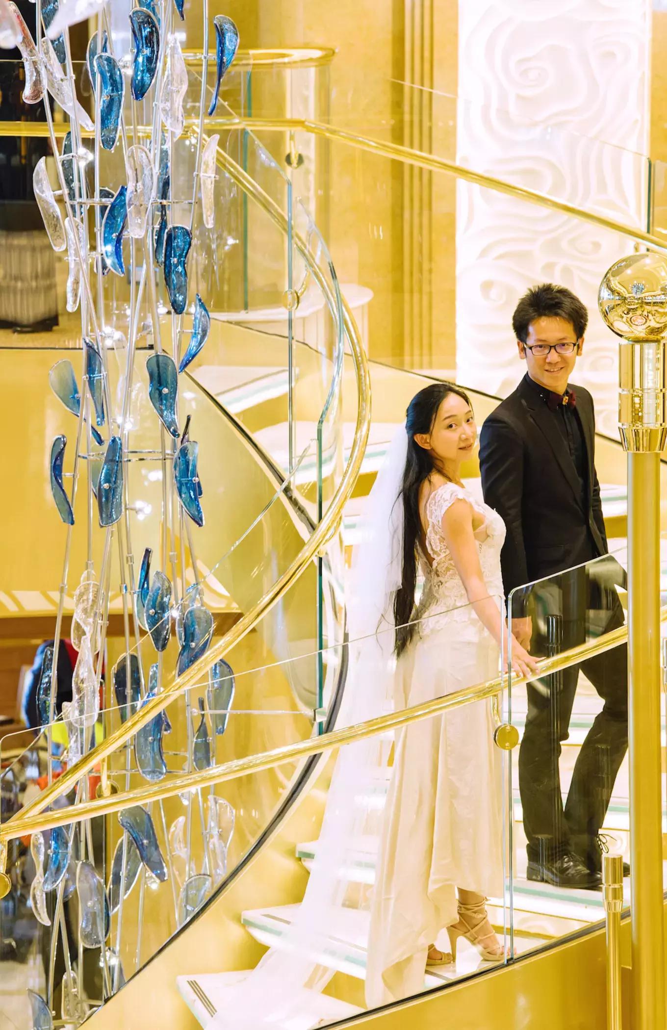 环球蜜月的小两口，免费上了一座价值8亿欧元的邮轮