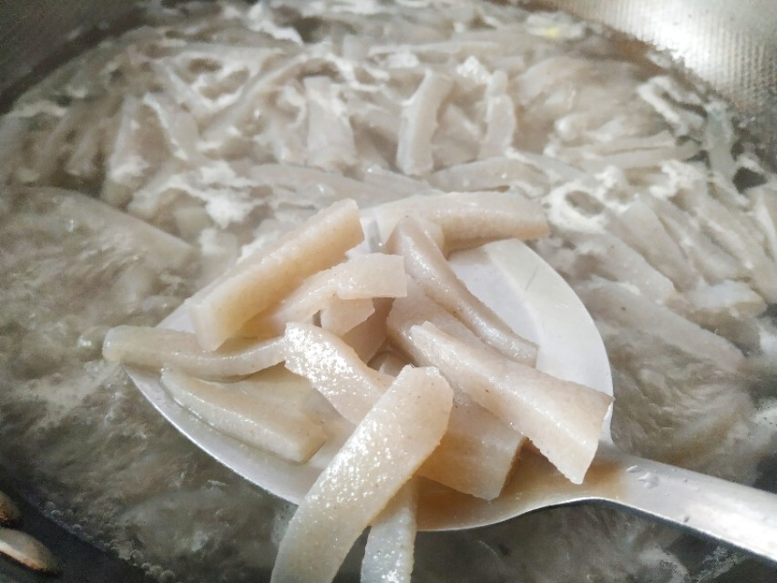魔芋豆腐皮炒泡菜怎么做好吃,魔芋泡菜饭好吃简单
