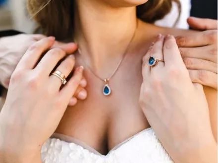 大多数明星的婚戒都是钻石鸽子蛋,女明星穿的婚纱和戒指