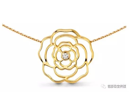 早春最流行的珠宝搭配,什么穿搭可以戴夸张的珠宝