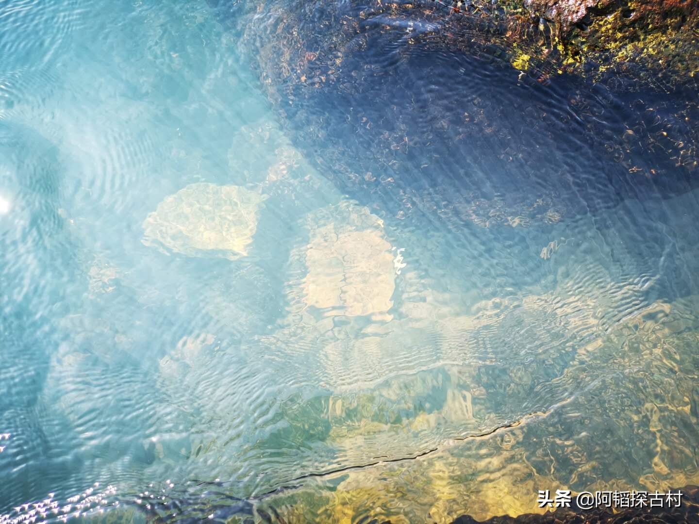 天然泉水石缝,大自然冷泉