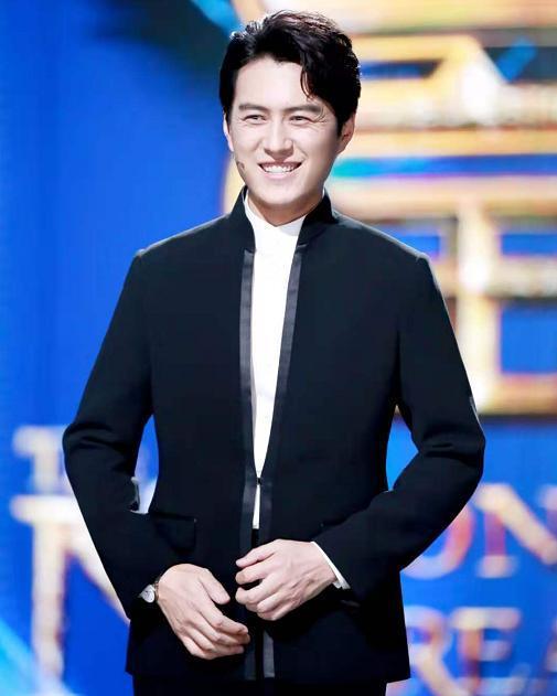 靳东俩儿子真厉害！小小年纪气场超稳，穿T恤“老干部”味不输爸