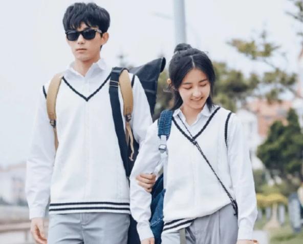 张子枫与吴磊泳池嬉闹！女方穿泳装皮肤白皙，秀出一双纤细胳膊