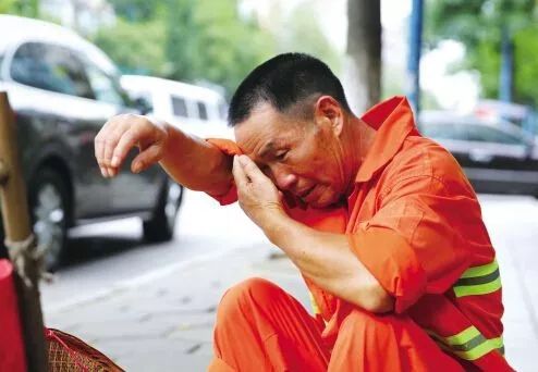 环卫工为什么又辛苦工资又低,环卫工人很辛苦为何工资却很低