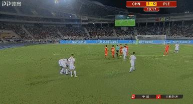 国足友谊赛：对手争罚任意球爆发“内讧”，引队长怒斥！