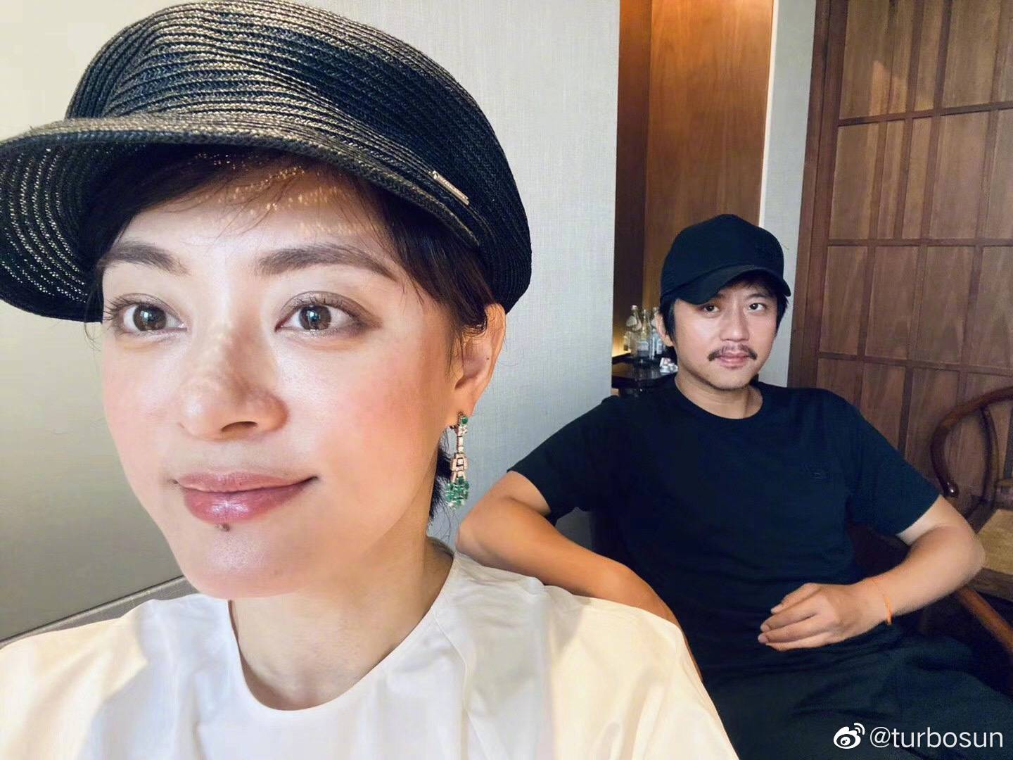 邓超看妇科遭全网吐槽，与老婆合影眼神疲惫，身体状况引网友担忧