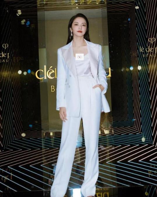 正装西装怎样搭配才显得柔和,西装要怎么搭配穿起来才好看