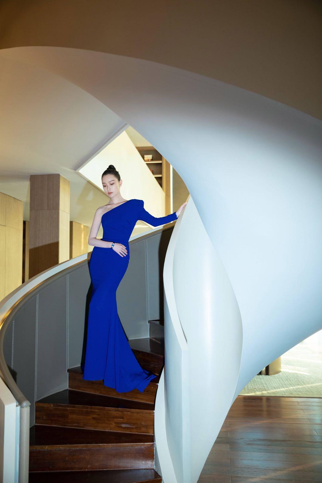 倪妮同款连衣裙普通人穿搭,倪妮流金岁月穿搭牛仔裤白上衣