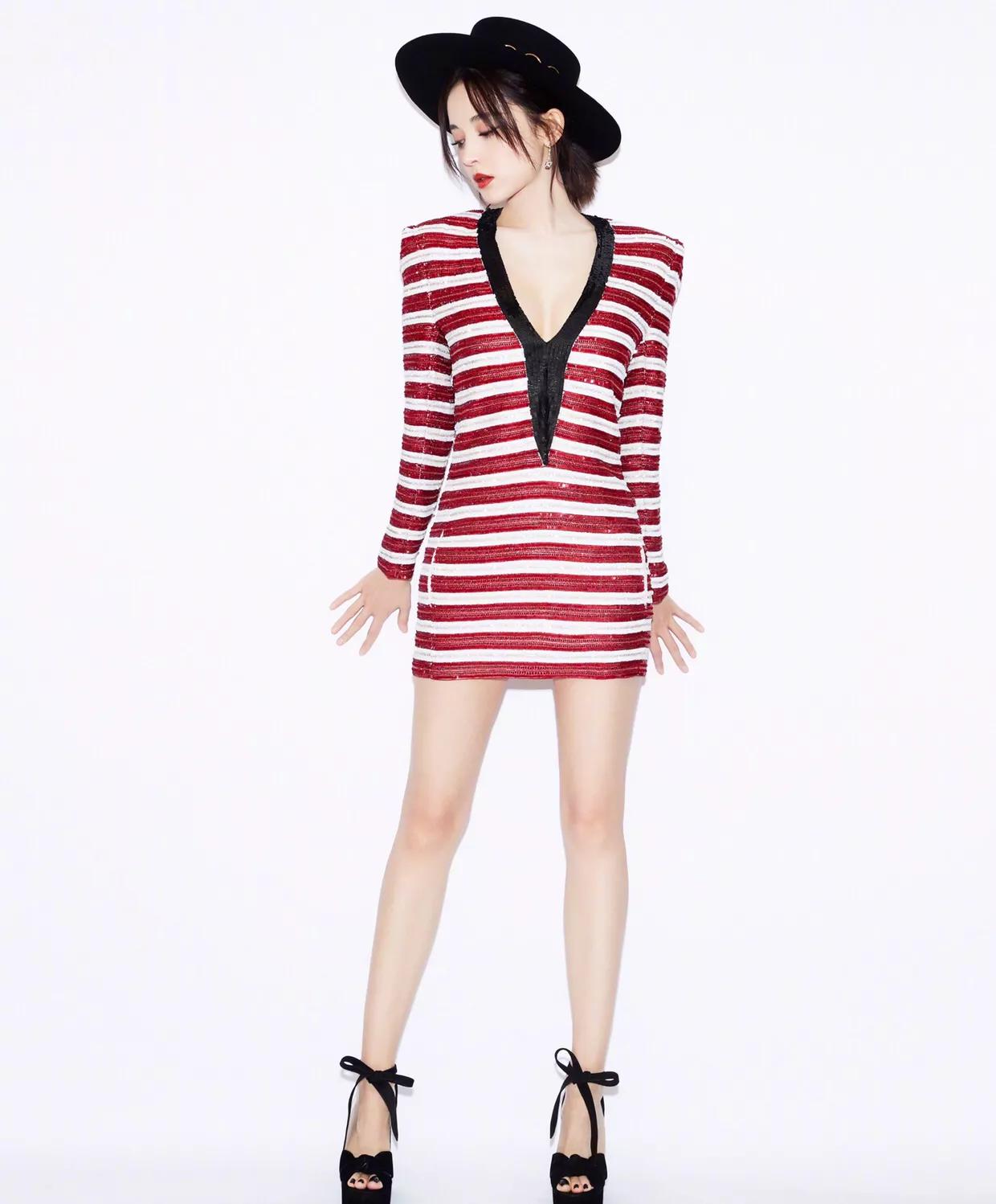 古力娜扎“红斑马”西装裙现身《微博之夜》：甜美帅酷