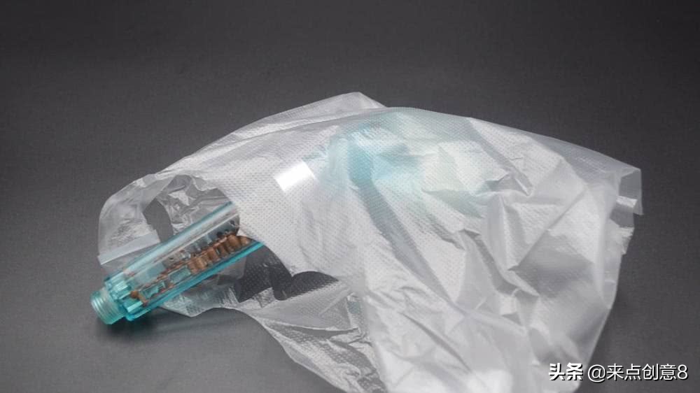 把牙膏涂抹在淋浴喷头上,把牙膏挤到喷水壶里