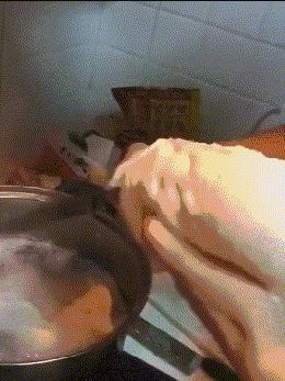 搞笑gif趣图姑娘有话好好说别动手,开心一刻gif搞笑动图