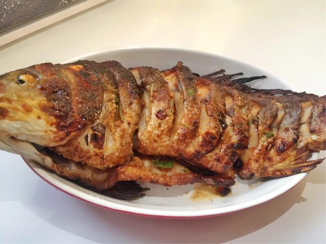 麻辣烤鱼又香又辣好吃到流口水,鲜美烤鱼肉质鲜嫩好吃到飞起