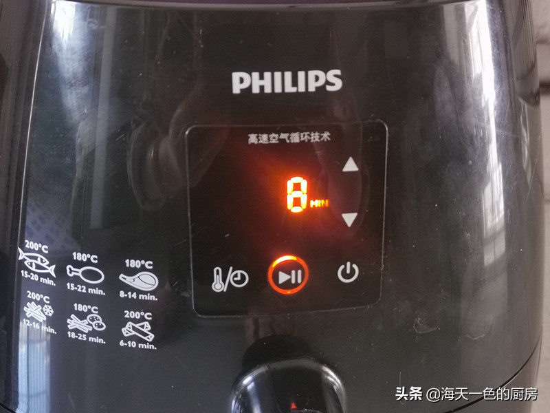 在家烤翅中自配腌料，烤好外焦里嫩香浓入味，真解馋