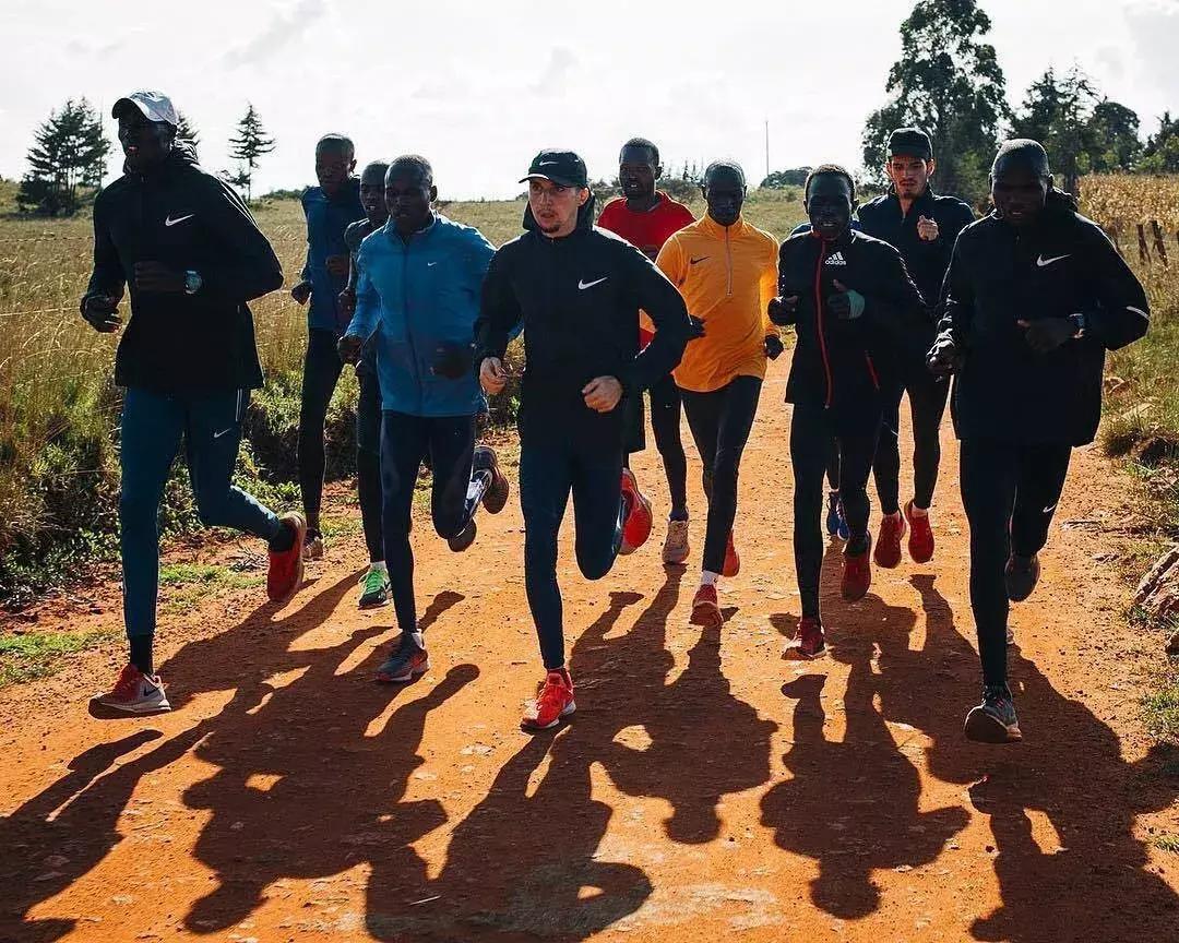 他退出了100多个跑步群：低质量社交，不如高质量独处