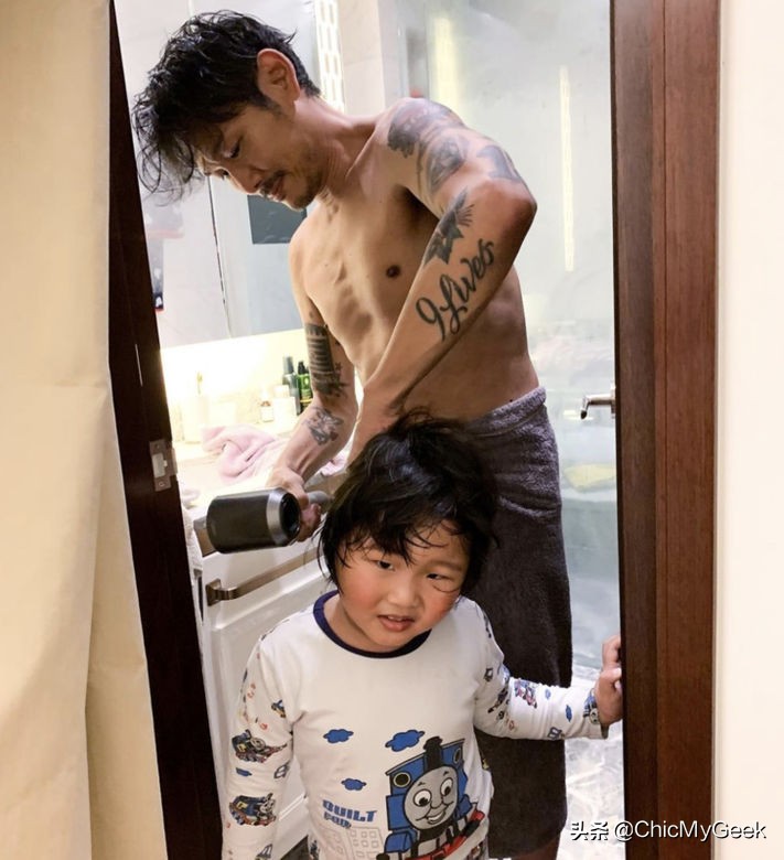 杜德伟60岁宝刀未老,杜德伟穿牛仔马甲图片