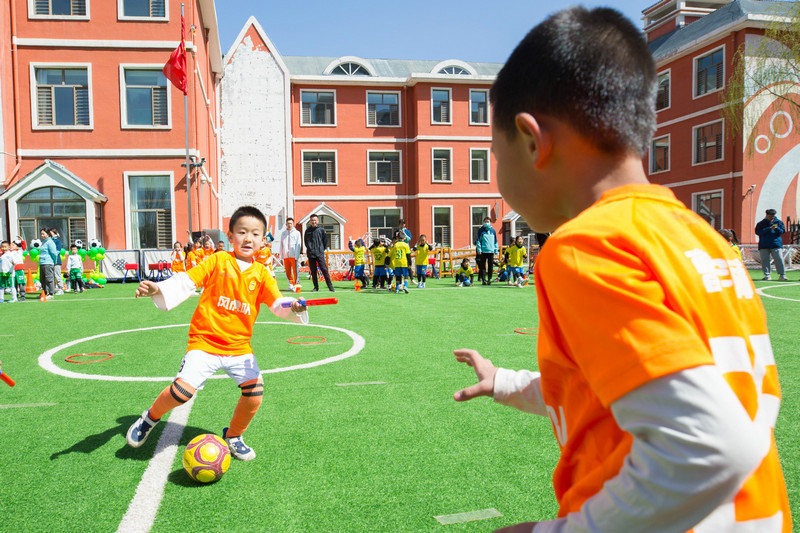 幼儿园青训足球游戏,团队协作足球游戏幼儿园
