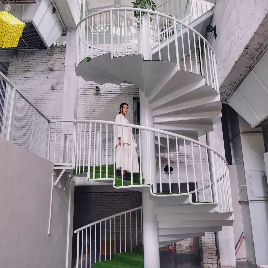 爆改废弃工厂，看三个姑娘如何施展植物魔法