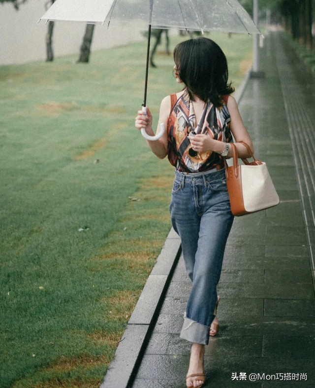 丝巾有几种戴法视频,春天的丝巾流行这样系