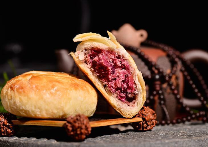 不用去云南也能吃到正宗鲜花饼了,没去过大理却吃到了大理鲜花饼