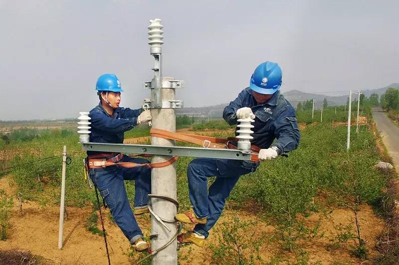 村书记在乡下帮村民处理什么事情,驻村干部下地干活