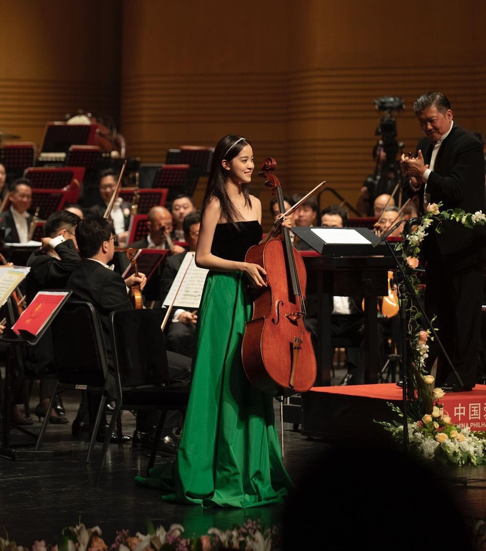 欧阳妮妮回怼网友恶评,欧阳妮妮晒满墙名包