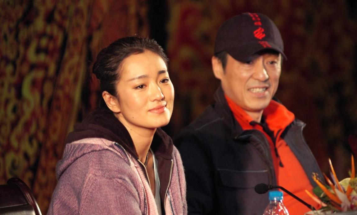 她生在棚户区，19嫁50岁张艺谋连生3子，今38岁贵气十足超巩俐