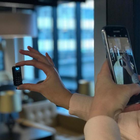 英国发明世界最小手机,世界最小手机视频