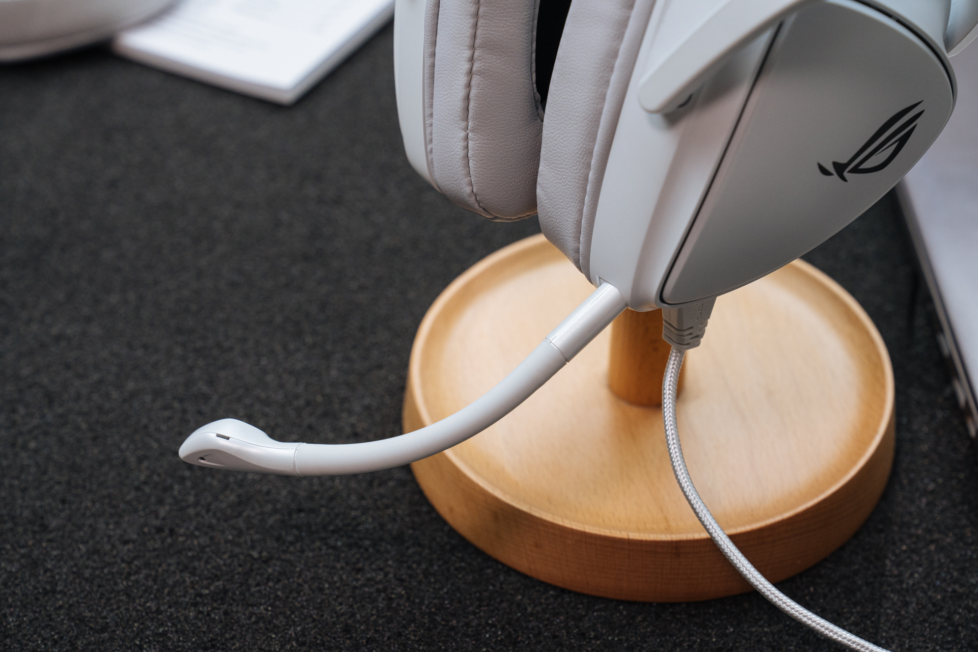 华硕rog月耀白蓝牙耳机,华硕rogdelta耳机评测