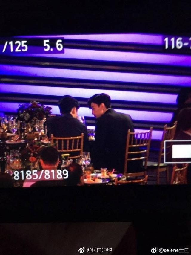 邓伦刘昊然同框热聊，两个人好直男呀，但旁边的关晓彤尴尬了