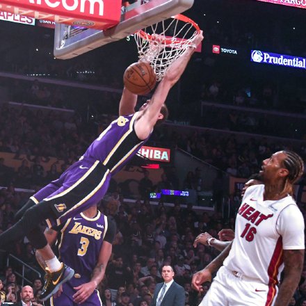 杜德利为湖人保驾护航视频,杜德利被隔扣