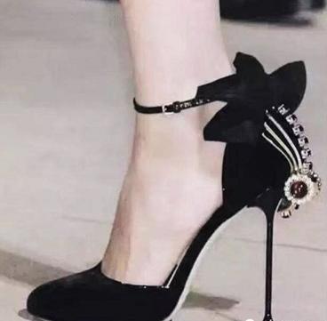 鞋子磨小拇指怎么处理就不磨脚了,新买的鞋子磨脚后跟有什么妙招